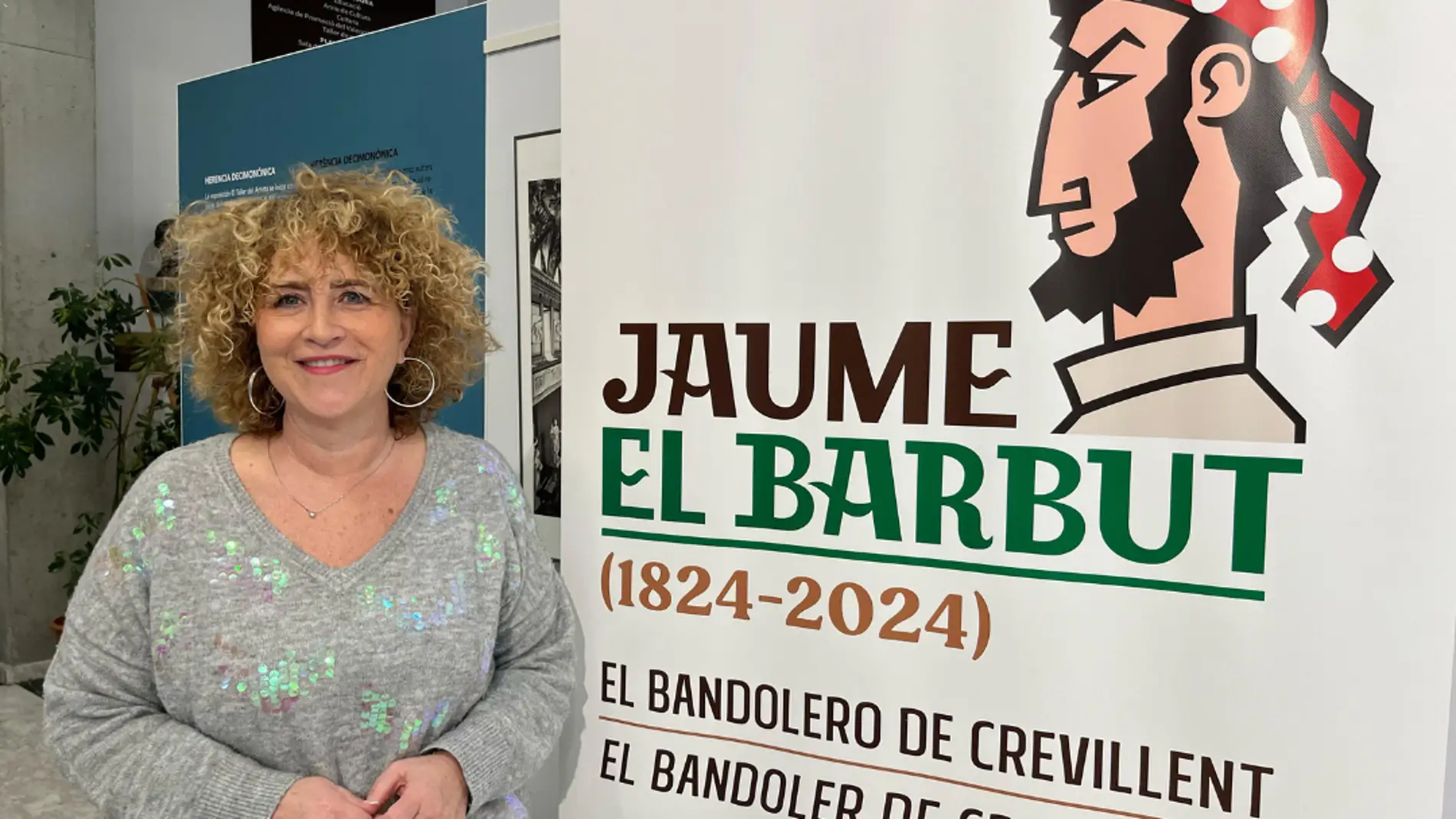 Mónica San Emeterio, concejala de Cultura en Crevillent, junto a un cartel con la imagen de la programación en torno a la figura de Jaime 'el barbudo''.