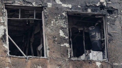 Los restos de una lavadora en una de las viviendas del edificio de viviendas calcinado en el barrio de Campanar de Val&egrave;ncia. 