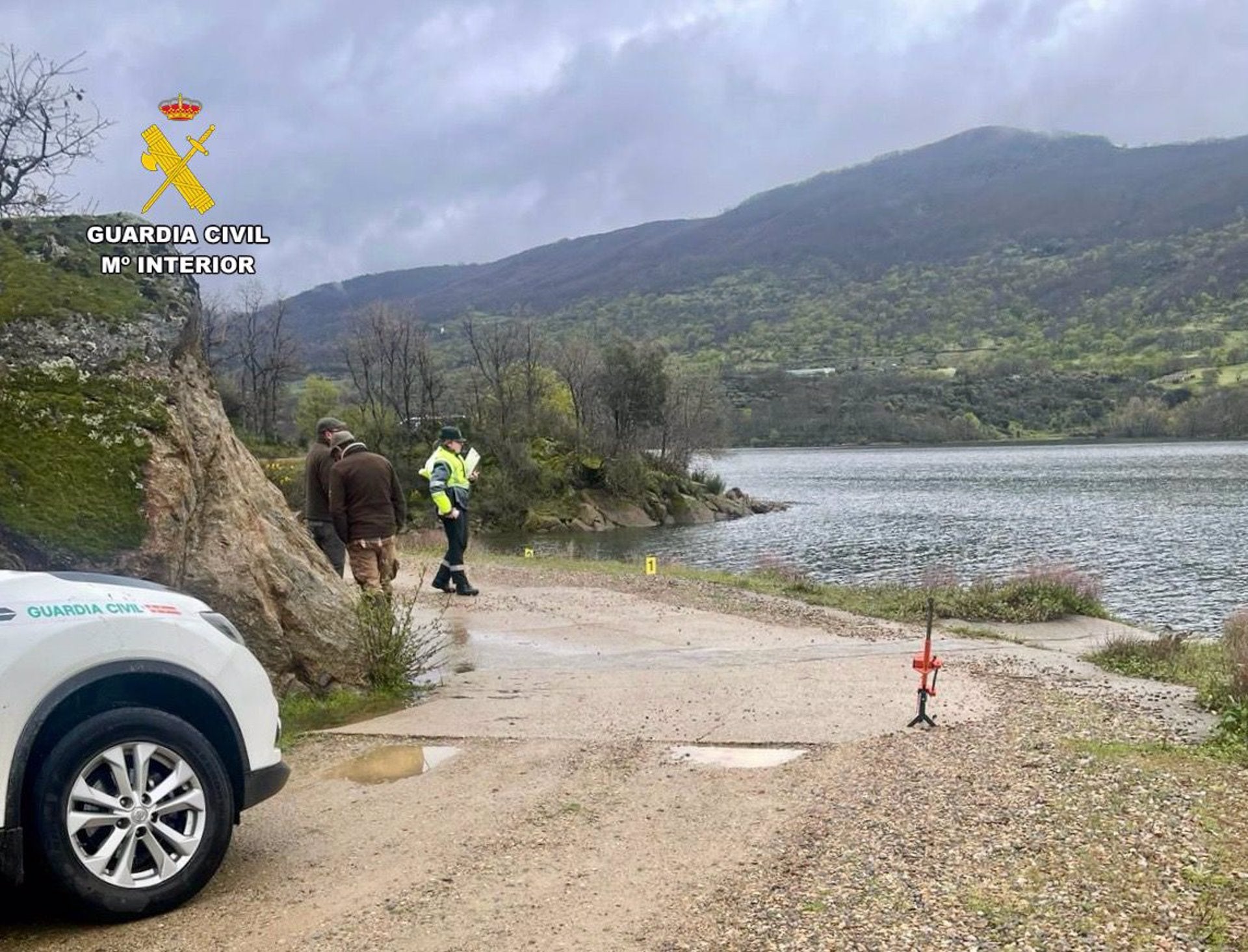 La Guardia Civil investiga un coche sumergido en el embalse de Baños de Montemayor con el cuerpo de un hombre en su interior La Guardia Civil investiga un coche sumergido en el embalse de Baños de Montemayor con el cuerpo de un hombre en su interior