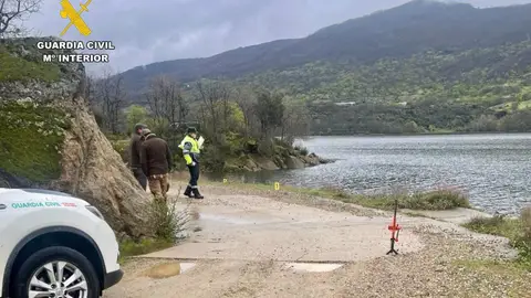 La Guardia Civil investiga un coche sumergido en el embalse de Baños de Montemayor con el cuerpo de un hombre en su interior La Guardia Civil investiga un coche sumergido en el embalse de Baños de Montemayor con el cuerpo de un hombre en su interior