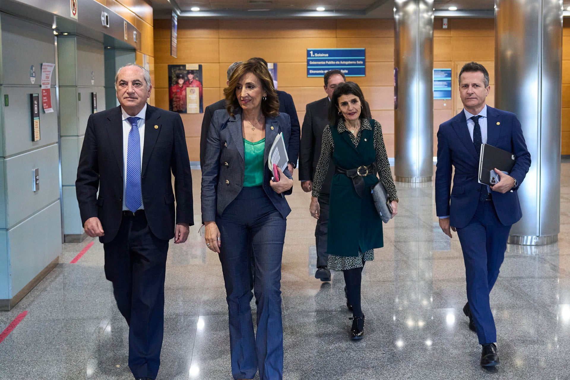 Euskadi gestionará los cercanías de Renfe con una inversión del Estado de 400 millones en diez años Euskadi gestionará los cercanías de Renfe con una inversión del Estado de 400 millones en diez años