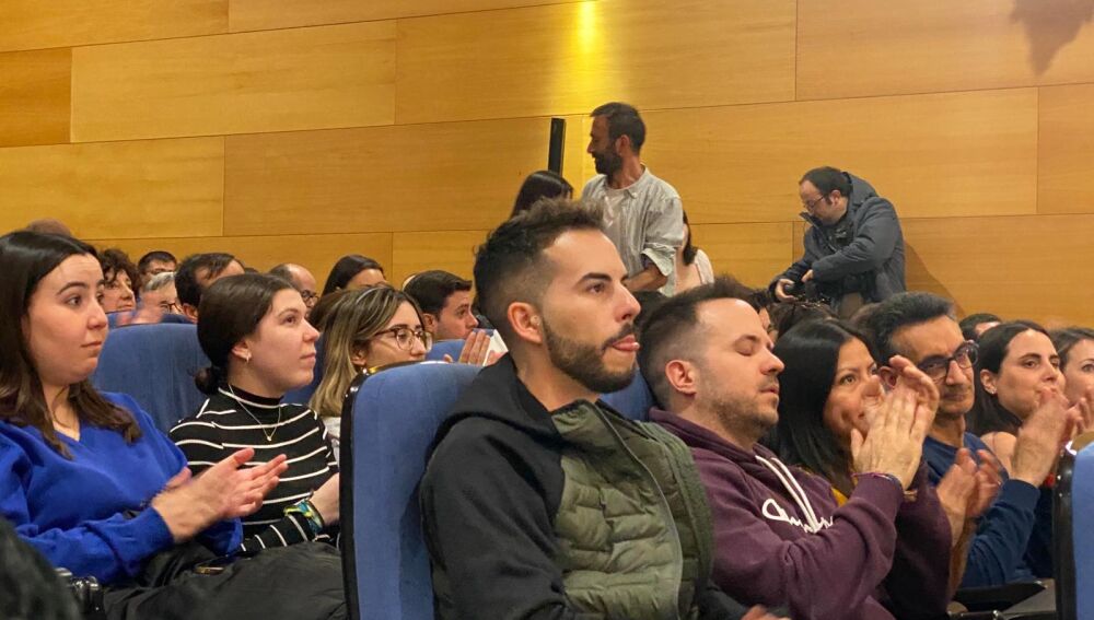 Parte del público congregado en el salón de actos Adolfo Suárez