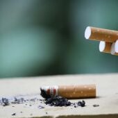 Sanidad estudia ampliar los espacios libres sin humos y subir el precio del tabaco 