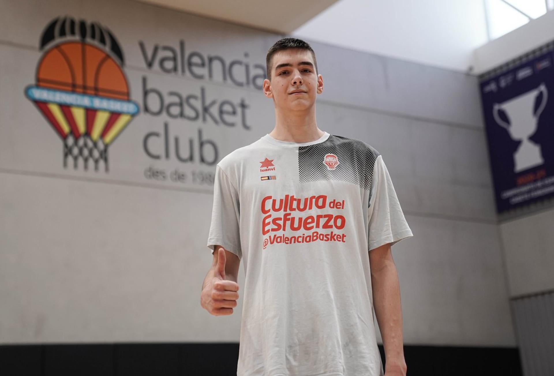 El Valencia ficha al joven ala-pívot serbio Nikola Dzepina por siete campañas El Valencia ficha al joven ala-pívot serbio Nikola Dzepina por siete campañas