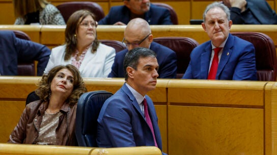 El presidente del Gobierno, Pedro S&aacute;nchez (d) y la vicepresidenta Mar&iacute;a Jes&uacute;s Montero en la sesi&oacute;n de control al Gobierno celebrada en el Senado.