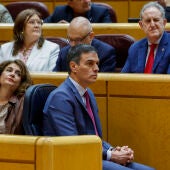 El presidente del Gobierno, Pedro Sánchez (d) y la vicepresidenta María Jesús Montero en la sesión de control al Gobierno celebrada en el Senado.
