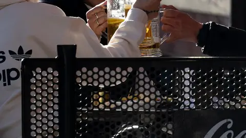 La hostelería denuncia que la ley antitabaco convertirá a los camareros en vigilantes: "Es desproporcionada"