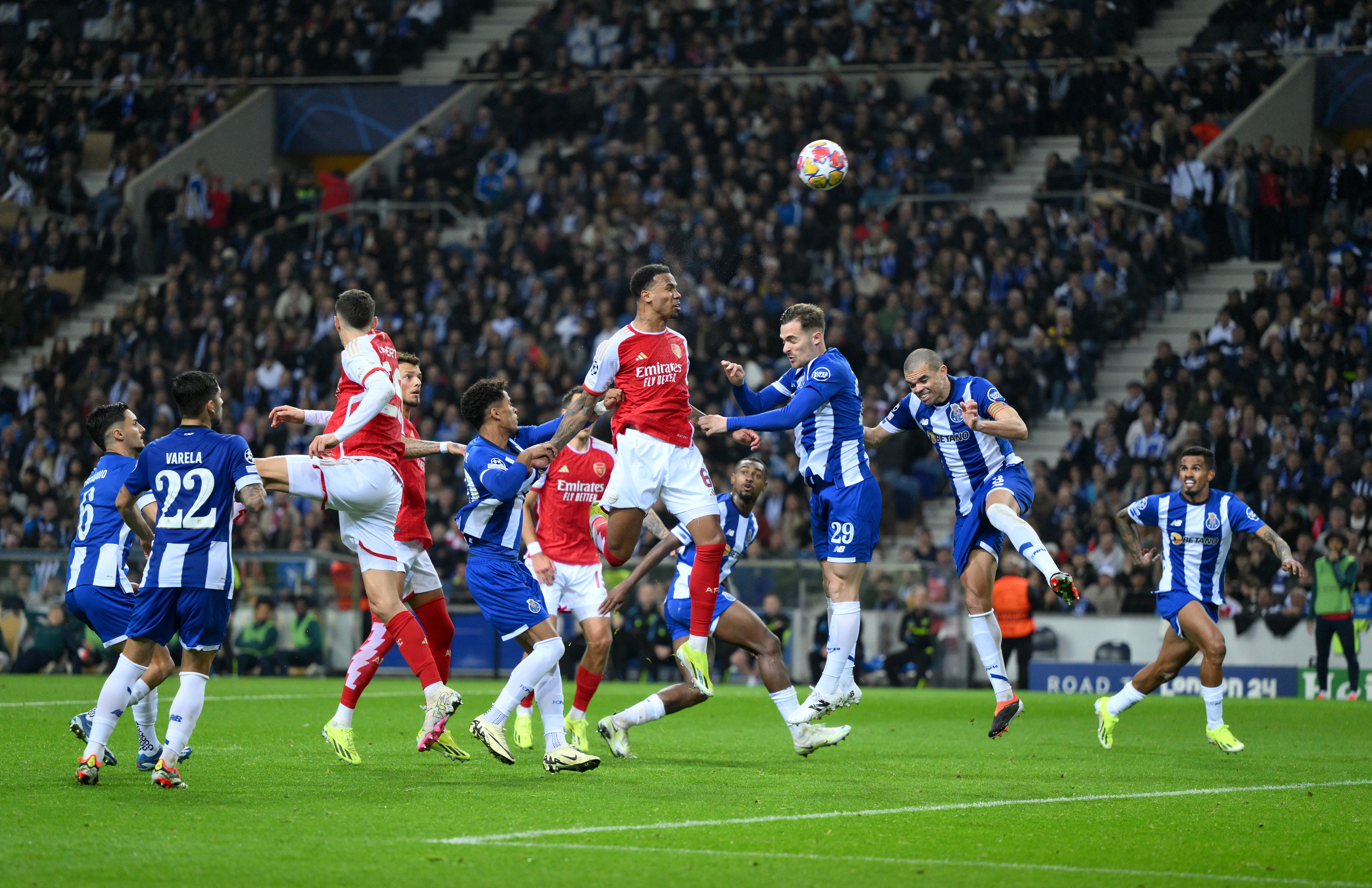 El Arsenal quiere remontar ante el Oporto El Arsenal quiere remontar ante el Oporto