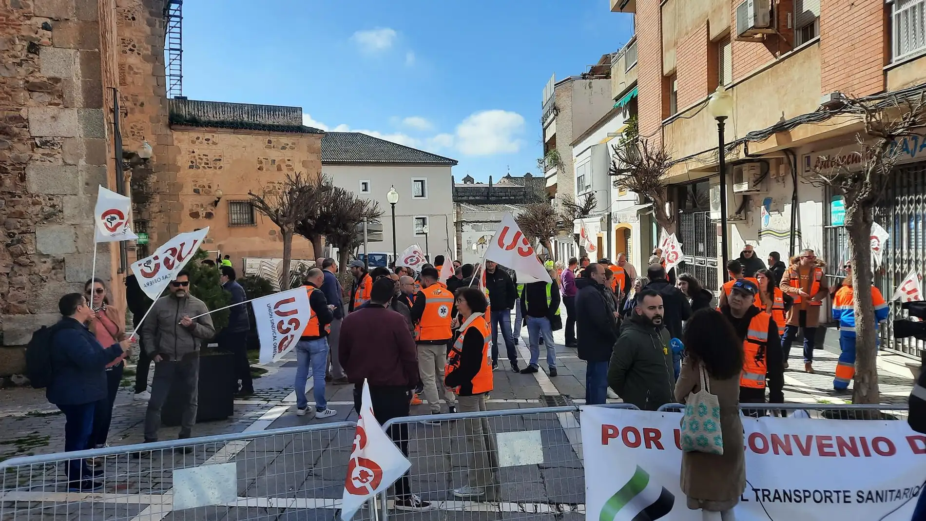 Concentración de trabajadores de ambulancias frente a la Asamblea de Extremadura