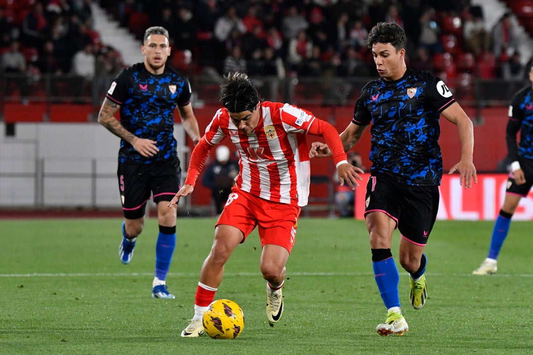 Almería y Sevilla empatan en un final loco Almería y Sevilla empatan en un final loco