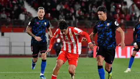 Almería y Sevilla empatan en un final loco Almería y Sevilla empatan en un final loco