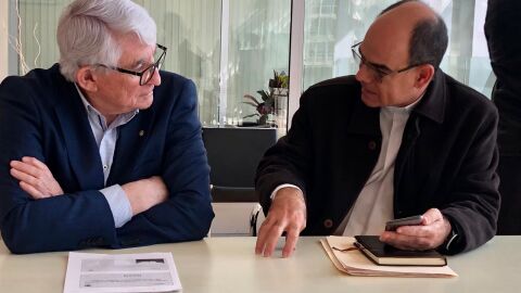 El presidente de los rotarios, Juan &Aacute;ngel Ferrer, con el padre Jaime Benaloy, misionero en Per&uacute;