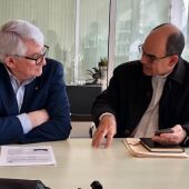 El presidente de los rotarios, Juan Ángel Ferrer, con el padre Jaime Benaloy, misionero en Perú