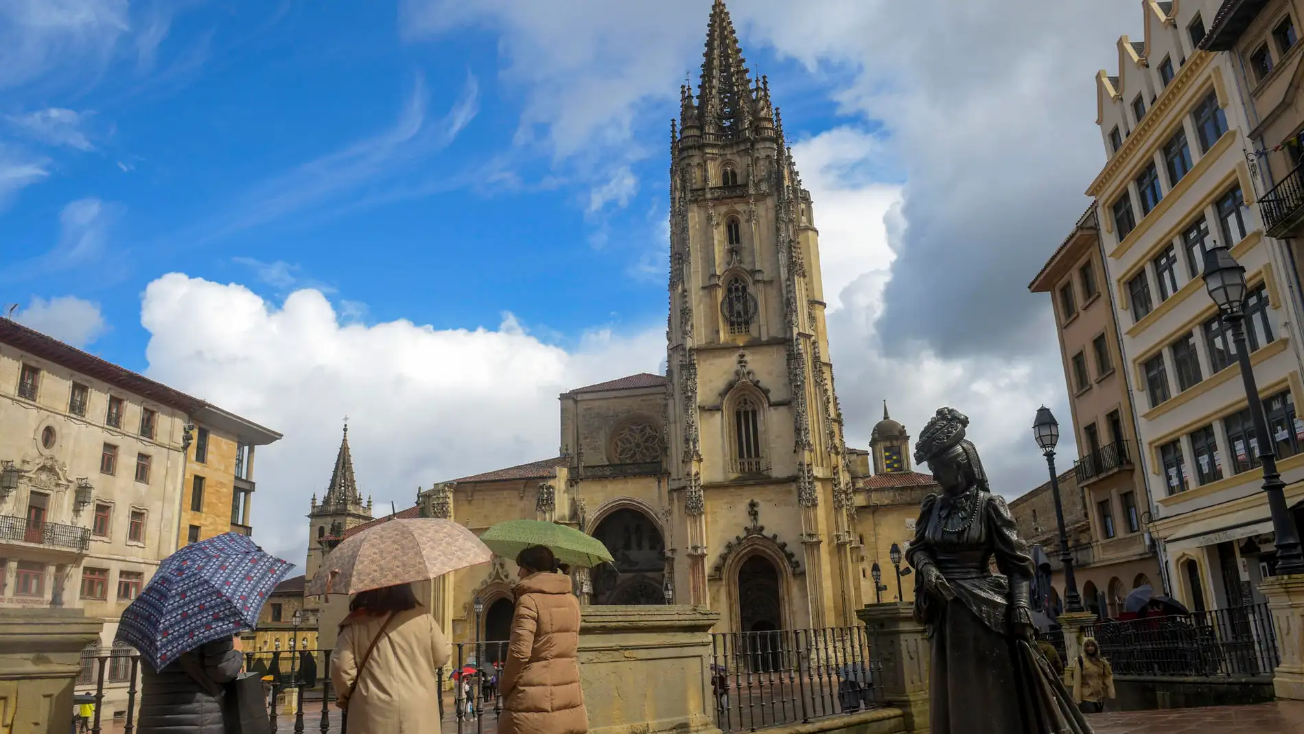 Gente con paraguas en la plaza de la catedral en Oviedo