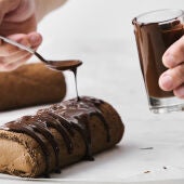 Oriol Balaguer elaborando un bizcocho de chocolate