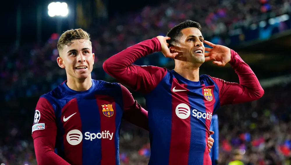 Fermín y Cancelo celebra un gol en el Barça - Nápoles