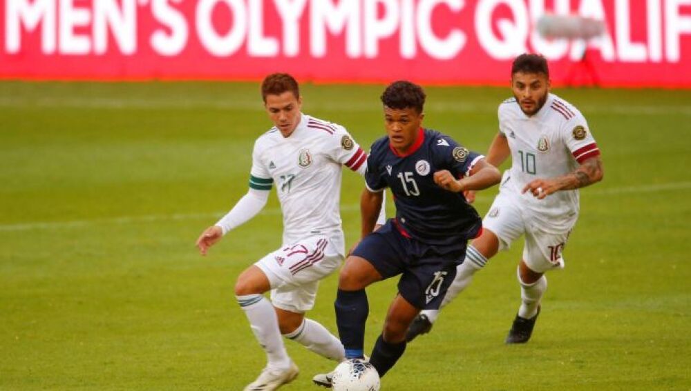Omar de la Cruz jugando con la selección sub23 de República Dominicana