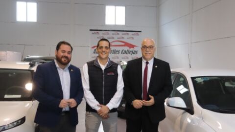 Pablo Camacho, Carlos Callejas y Juli&aacute;n Nieva en la inauguraci&oacute;n de Autom&oacute;viles Callejas