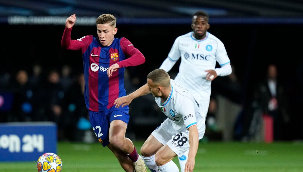 Fermín y Lobotka durante el Barça - Nápoles