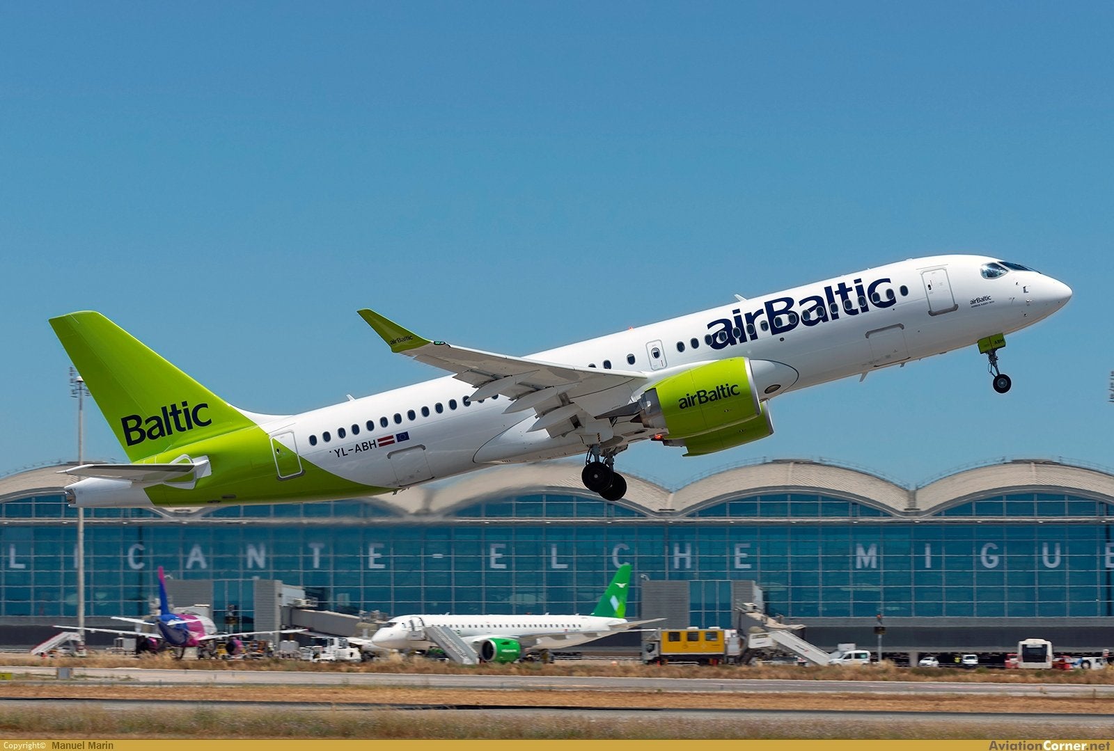 El aeropuerto Alicante-Elche recibe en julio casi dos millones de pasajeros El aeropuerto Alicante-Elche recibe en julio casi dos millones de pasajeros