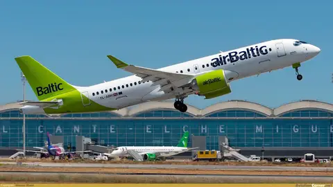 Un avión despega en el Aeropuerto Alicante-Elche 'Miguel Hernández'. Un avión despega en el Aeropuerto Alicante-Elche 'Miguel Hernández'.