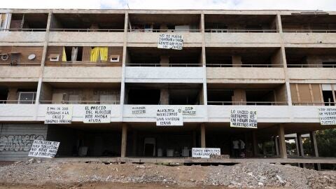 Unas 200 personas han sido desalojadas este martes del edificio Chasna en Costa del Silencio, en el municipio tinerfeño de Arona, por orden judicial debido a la debilidad estructural del inmueble y el riesgo de derrumbe