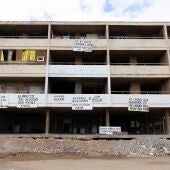 Unas 200 personas han sido desalojadas este martes del edificio Chasna en Costa del Silencio, en el municipio tinerfeño de Arona, por orden judicial debido a la debilidad estructural del inmueble y el riesgo de derrumbe