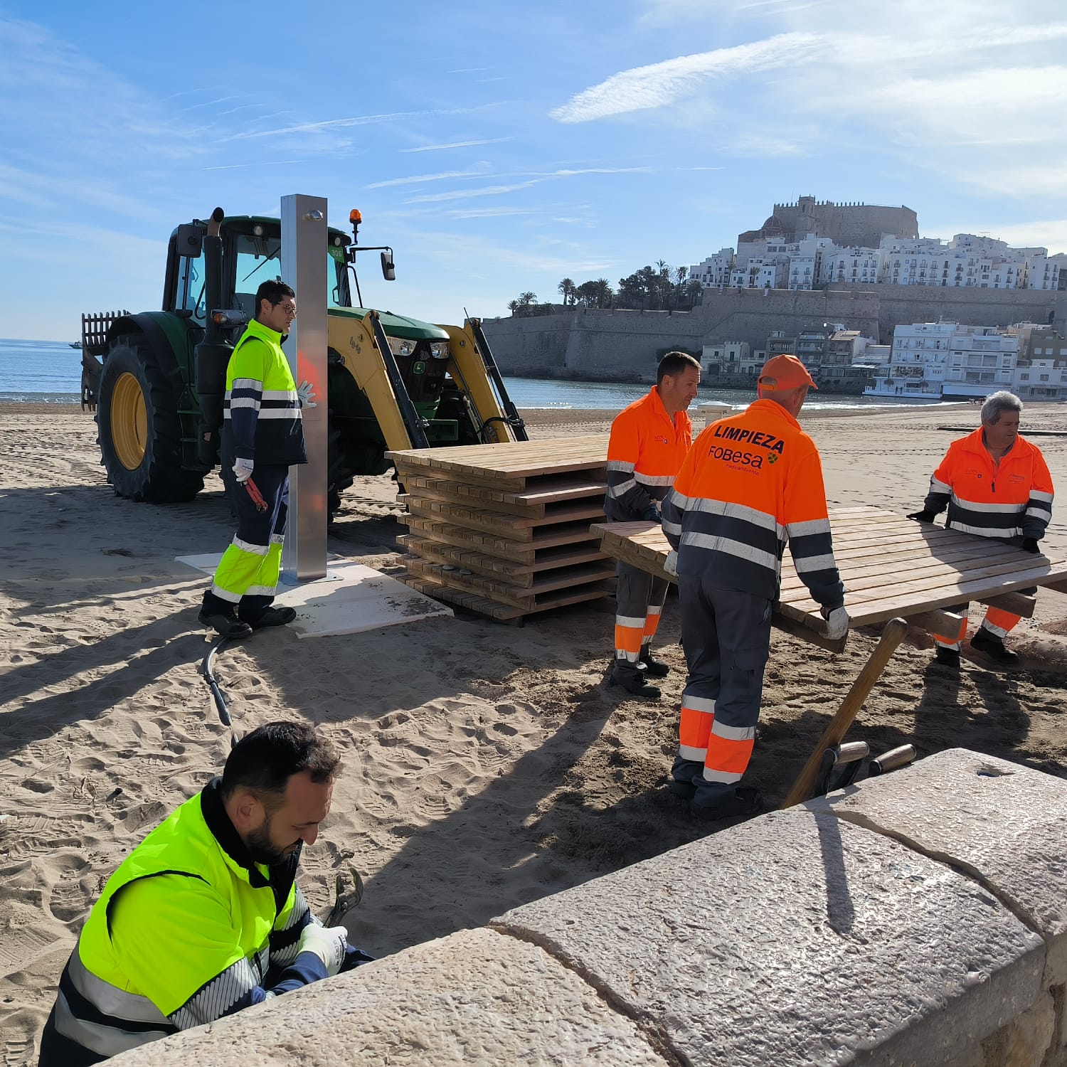 El Ayuntamiento de Peñíscola prepara la playa para Semana Santa El Ayuntamiento de Peñíscola prepara la playa para Semana Santa