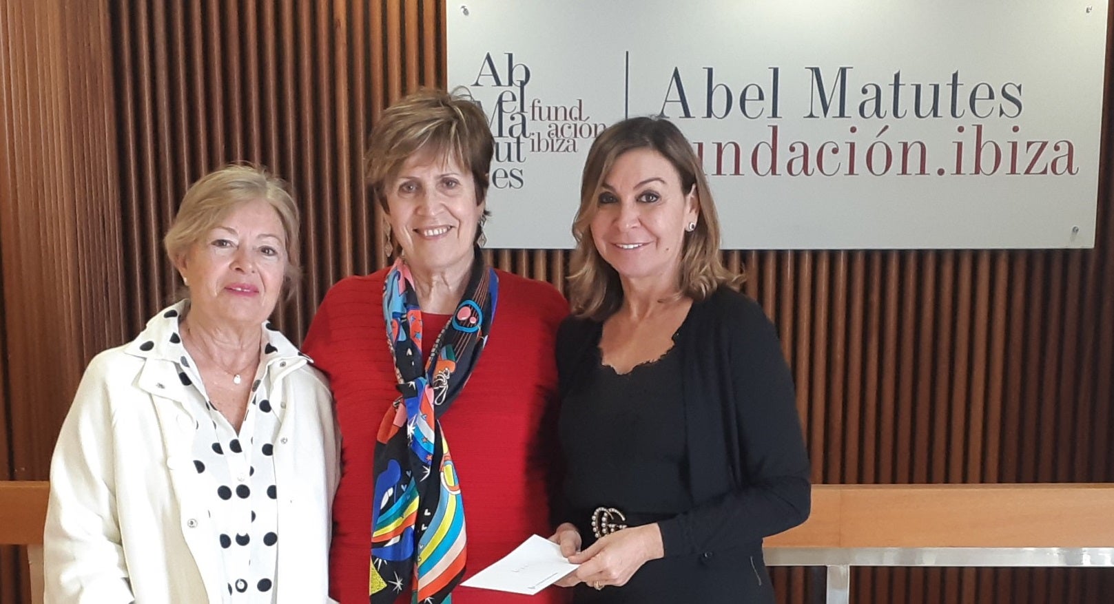 La Fundación Abel Matutes dona un año más 3.000 euros a la Asociación Pitiusa de Ayuda a Afectados de Cáncer (APAAC) La Fundación Abel Matutes dona un año más 3.000 euros a la Asociación Pitiusa de Ayuda a Afectados de Cáncer (APAAC)