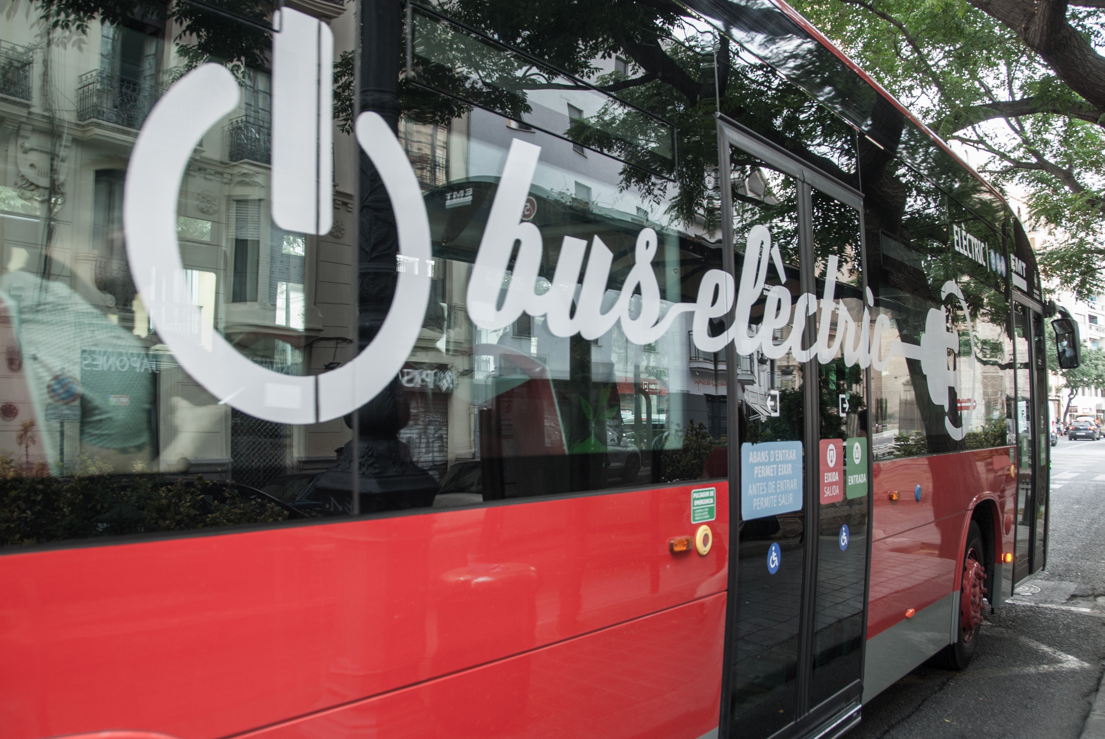 La EMT compra 57 autobuses eléctricos e híbridos por cerca de 30 millones de euros La EMT compra 57 autobuses eléctricos e híbridos por cerca de 30 millones de euros