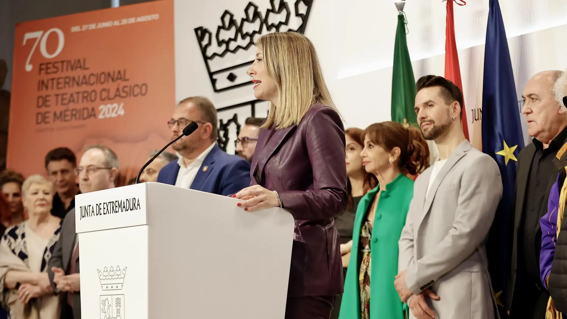 La presidenta de la Junta, María Guardiola, en la presentación de la programación del Festival de Mérida, junto a actores y actrices que participarán en las representaciones de la 70 edición. 