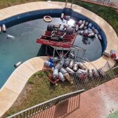 Un camión con bombonas de butano ha caído en una piscina en Rincón de la Victoria