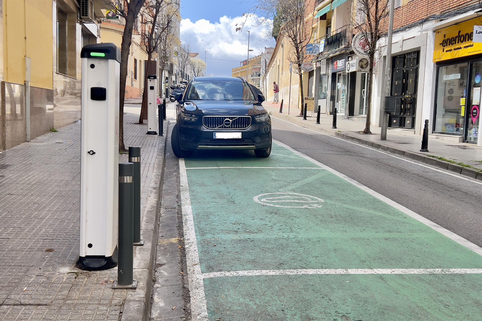 El Ayuntamiento de Mérida instala dos nuevos puntos de recarga semi-rápida en la calle Almendralejo El Ayuntamiento de Mérida instala dos nuevos puntos de recarga semi-rápida en la calle Almendralejo