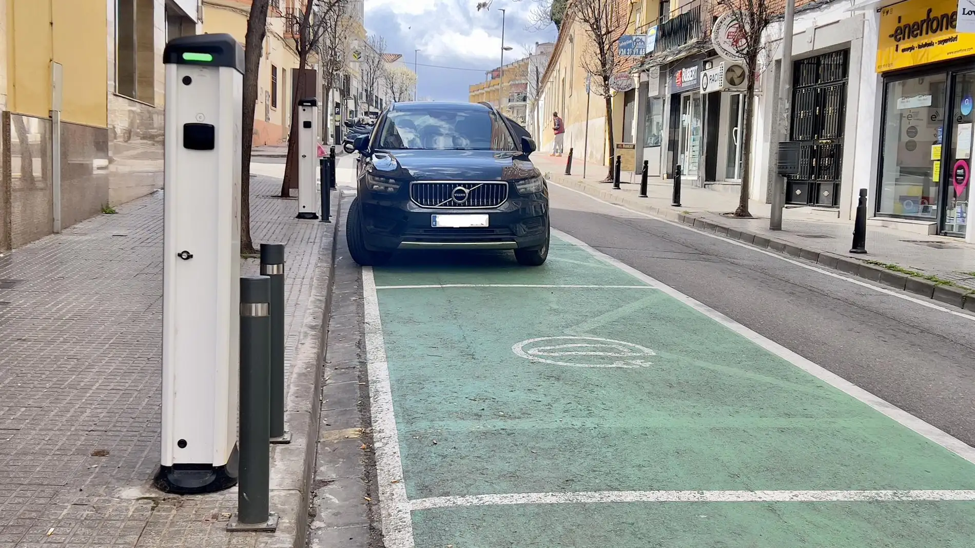 Nuevos puntos de recarga para vehículos eléctricos en la calle Almendralejo de Mérida