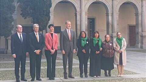 &Aacute;ngel Gabilondo, Jos&eacute; Vicente Saz, Elma Saiz, Felipe VI y una representaci&oacute;n de la ONG Familiares Unidos por Nuestros Desaparecidos de Jalisco antes de la entrega del Premio de Derechos Humanos Rey de Espa&ntilde;a