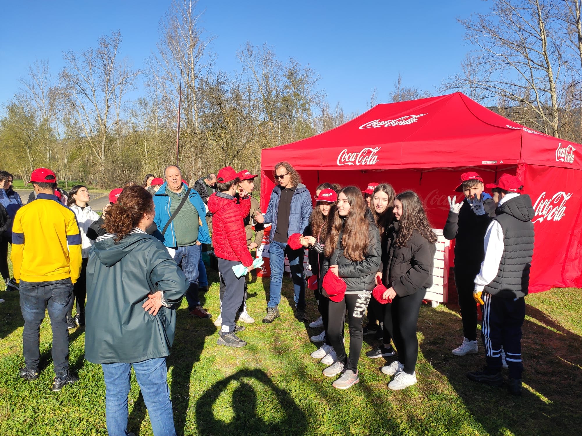 49 voluntarios limpian el Parque O Salgueiral del Rio Sil en O Barco de Valdeorras 49 voluntarios limpian el Parque O Salgueiral del Rio Sil en O Barco de Valdeorras