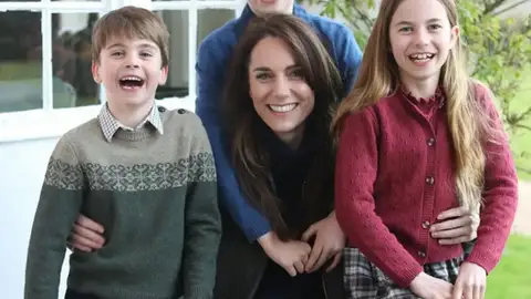 La foto de la polémica de Kate Middleton con sus hijos La foto de la polémica de Kate Middleton con sus hijos