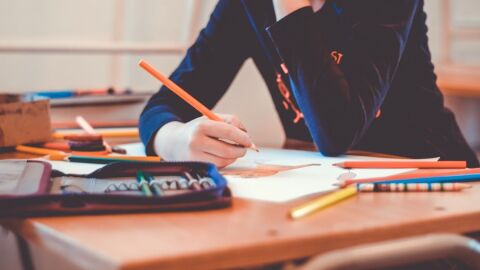 Un alumnos estudiando