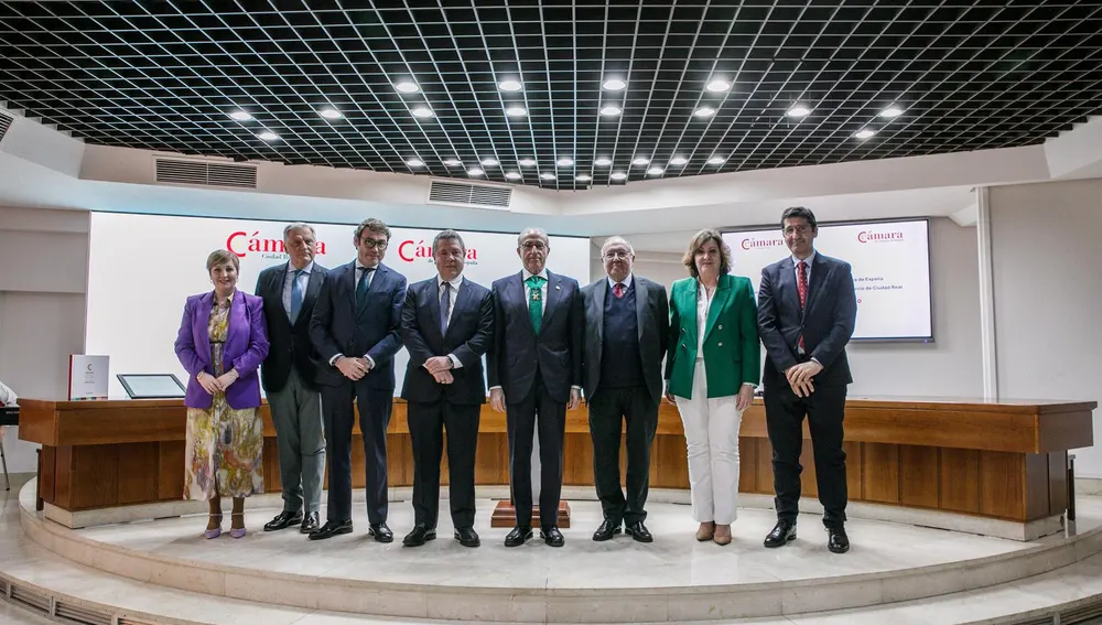 Mariano León y las autoridades que han acudido al acto