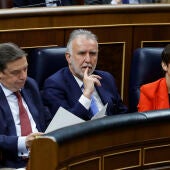Los ministros de Agricultura, Luis Planas, y de Política Territorial y Memoria Democrática, Ángel Víctor Torres (c), junto a la ministra de Vivienda y Agenda Urbana, Isabel Rodríguez, durante la sesión de control al Gobierno celebrada este miércoles en el Congreso