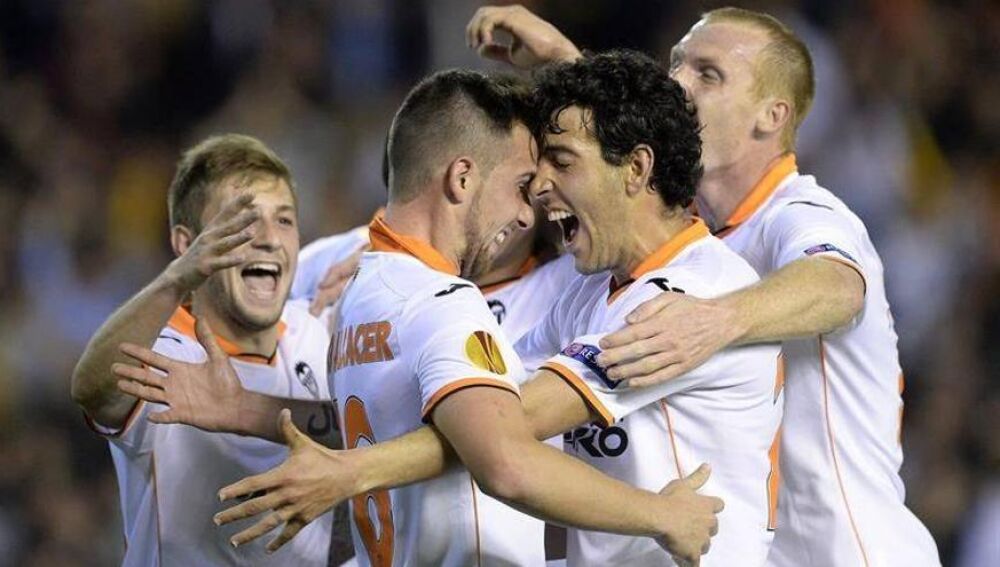 Alcácer se abraza a Parejo tras remontar ante el Basilea