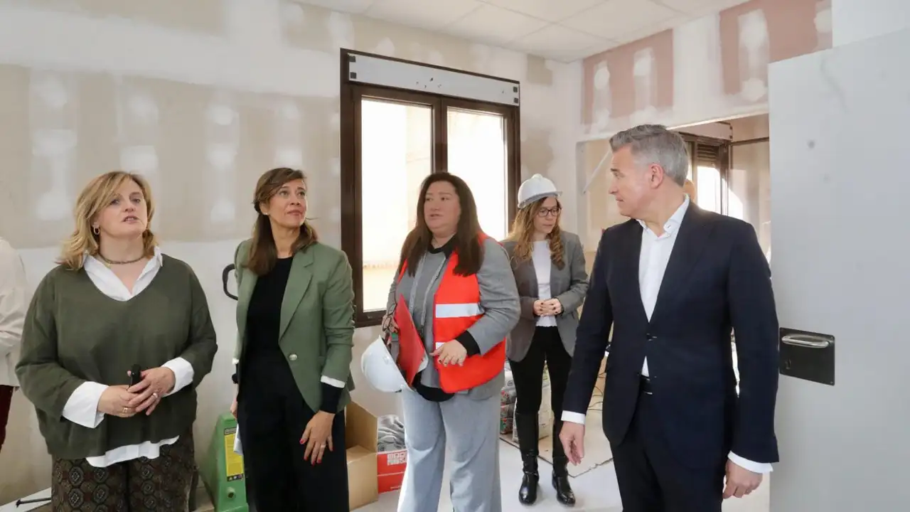 Los consejeros de Accion Social y Urbanismo durante su visita a las obras de la Casa Amparo Los consejeros de Accion Social y Urbanismo durante su visita a las obras de la Casa Amparo