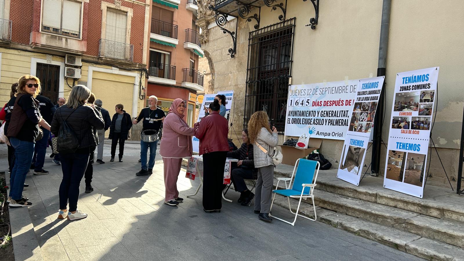 La AMPA del Centro Oriol desconfía de las promesas de las autoridades y continuará con protestas y recogida de firmas La AMPA del Centro Oriol desconfía de las promesas de las autoridades y continuará con protestas y recogida de firmas