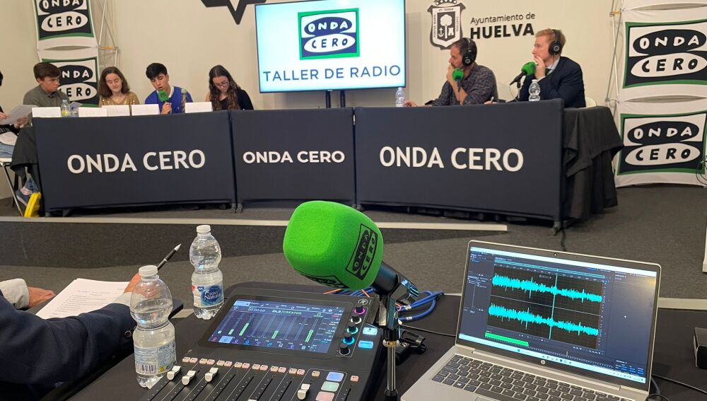 Mesa del control técnico desde el que se realiza Taller de Radio.