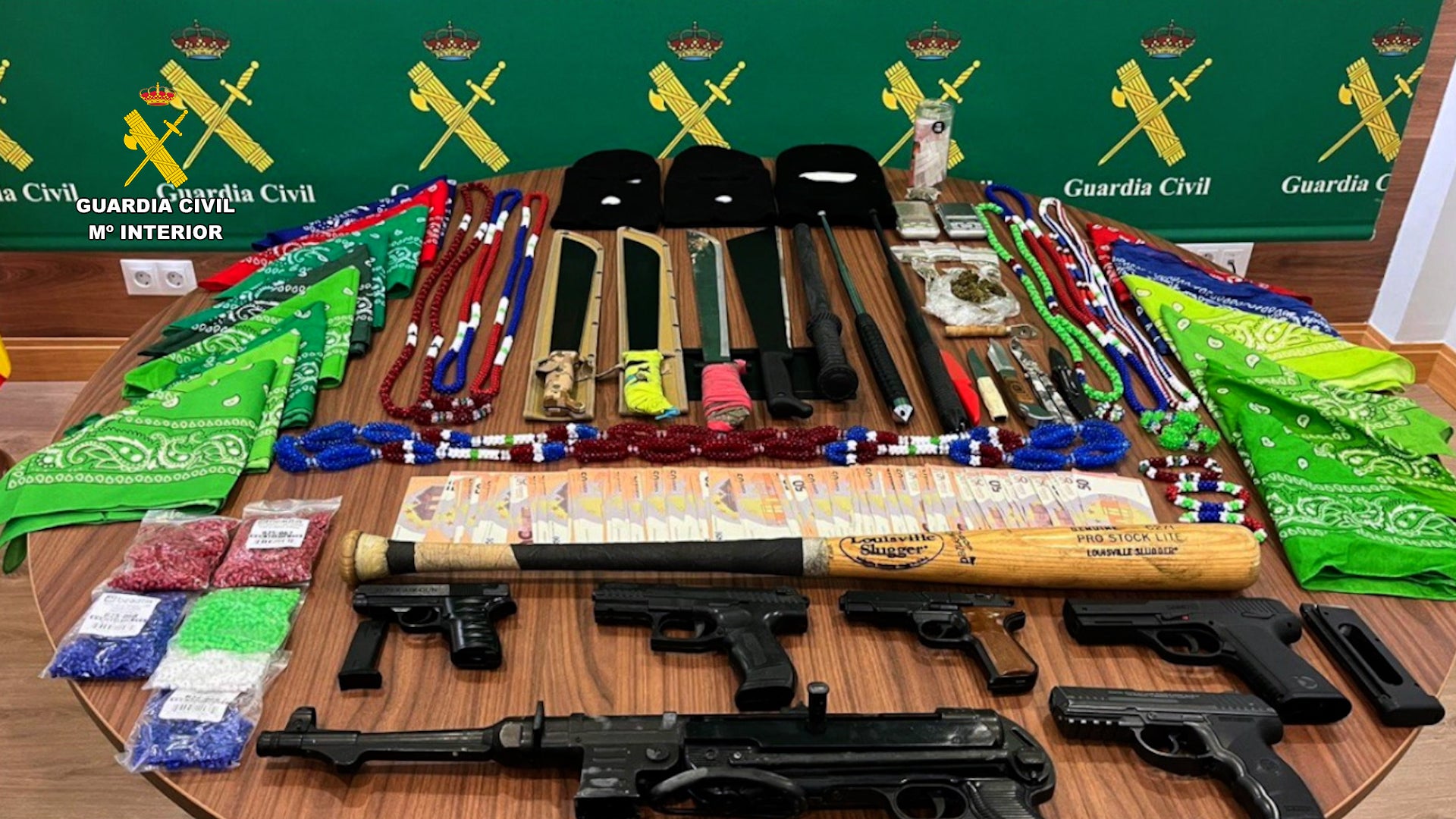 Detenidos ocho miembros de los Trinitarios en Euskadi por tráfico de drogas y estafas bancarias Detenidos ocho miembros de los Trinitarios en Euskadi por tráfico de drogas y estafas bancarias