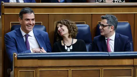 El presidente del Gobierno, Pedro Sánchez, conversa con los ministros de Hacienda, María Jesús Montero, y de Presidencia, Justicia y Relaciones con las Cortes, Félix Bolaños El presidente del Gobierno, Pedro Sánchez, conversa con los ministros de Hacienda, María Jesús Montero, y de Presidencia, Justicia y Relaciones con las Cortes, Félix Bolaños/ EFE/ Zipi