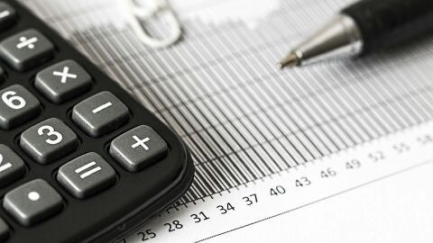 Una calculadora y unos documentos de impuestos
