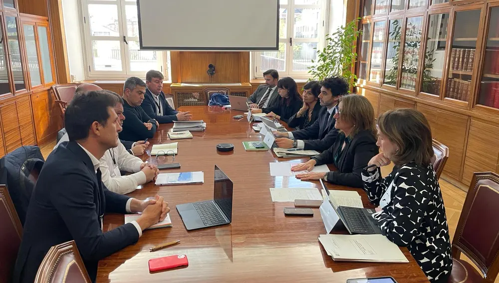 Los pescadores concluyen que el Ministerio quiere coexistencia del sector con los eólicos marinos. Los pescadores concluyen que el Ministerio quiere coexistencia del sector con los eólicos marinos.