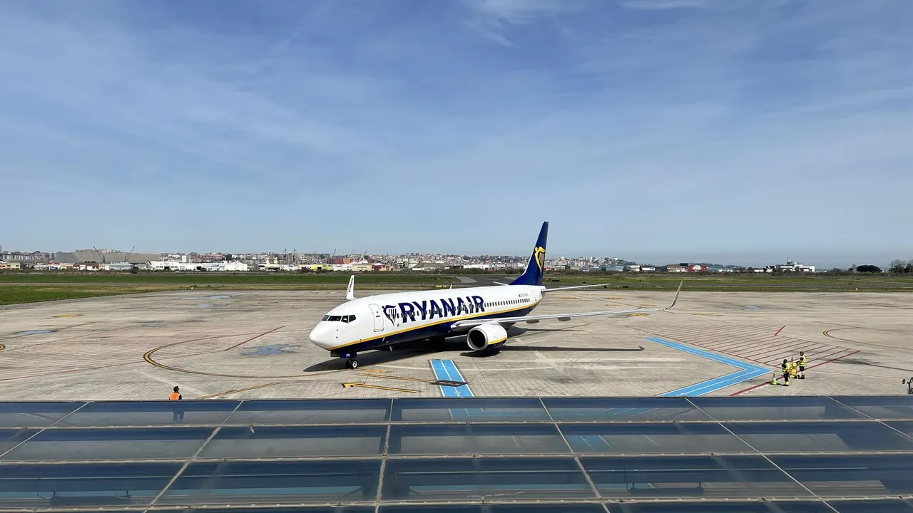 Avión de Ryanair en el aeropuerto Seve Ballesteros de Santander