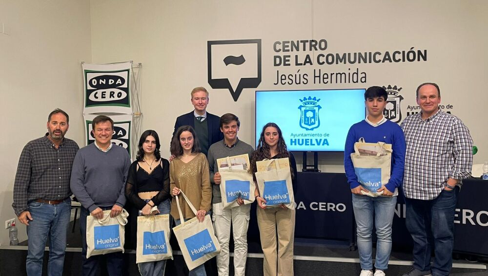 Foto de familia con los alumnos participantes, el invitado, Alfonso de Castro, el director, Damián López, el profesor, Javier Gómez Felipe y el locutor, Rafael López.